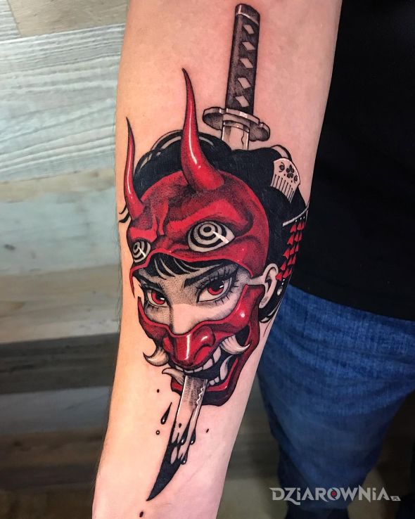 Tatuaż katana w głowie w motywie przedmioty i stylu graficzne / ilustracyjne na przedramieniu