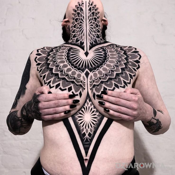 Tatuaż geometryczna precyzja w motywie czarno-szare i stylu geometryczne na gardle