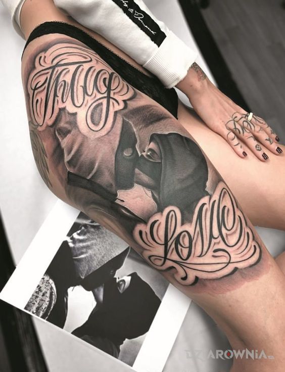 Tatuaż thug love w motywie czarno-szare i stylu kaligrafia na pośladkach