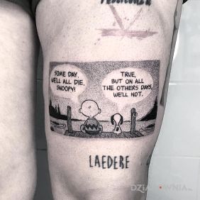 Tatuaż Na każdego przyjdzie pora na nodze motyw: czarno-szare styl: dotwork