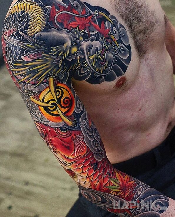 Tattoo Smok i karp koi in colorful motif and japanese / irezumi style on the upper arm