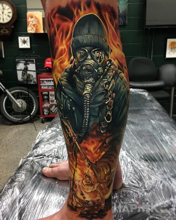 Tattoo Żołnierz in colorful motif and realistic style on the calf