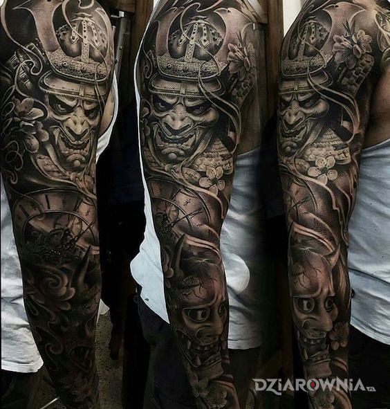 Tatuaż groźny samuraj w motywie czarno-szare i stylu realistyczne na przedramieniu