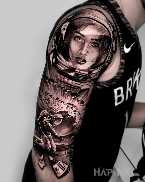 Tattoo Kobieta w kosmosie in characters motif and realistic style on the upper arm