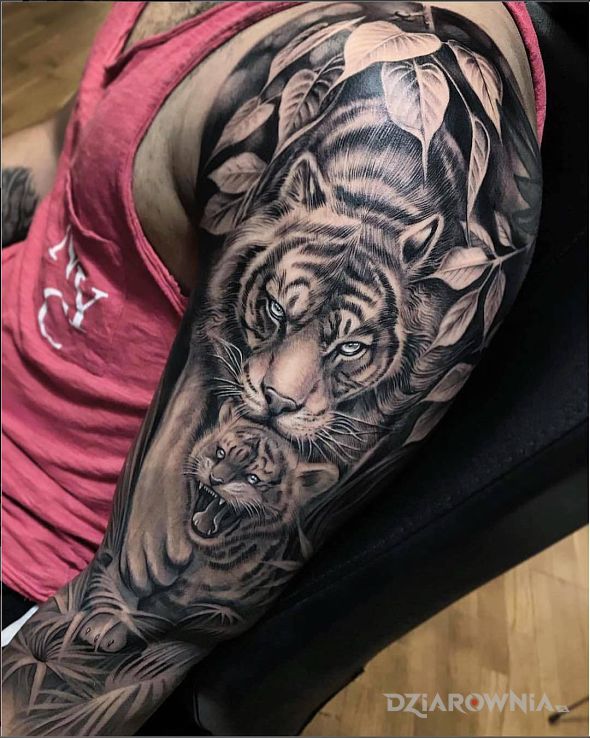 Tatuaż tygrys i tygrysek w motywie zwierzęta i stylu realistyczne na ramieniu