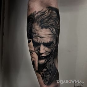 Tatuaż Joker na przedramieniu motyw: mroczne styl: realistyczne