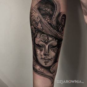 Tatuaż Maska na przedramieniu motyw: twarze styl: realistyczne