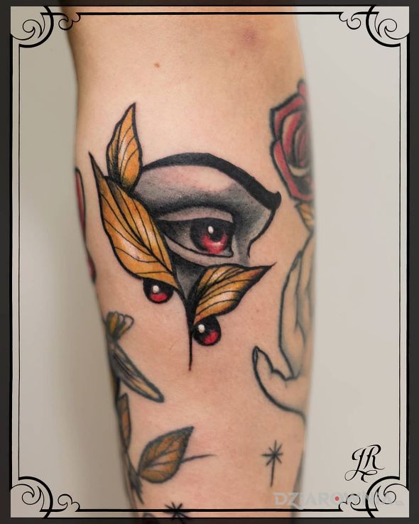 Tatuaż wrzutka - oko w motywie kolorowe i stylu neotradycyjne na przedramieniu