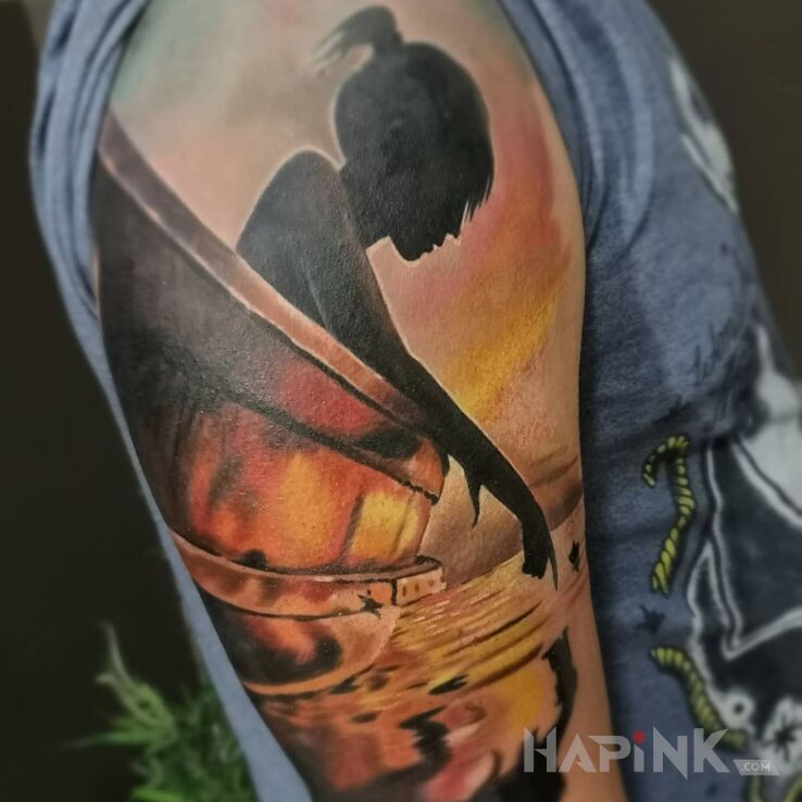 Tattoo Dziewczyna na łodzi in colorful motif and realistic style on the upper arm