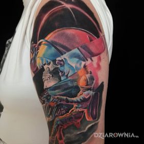 Tatuaż Kosmos na ramieniu motyw: kosmos styl: surrealistyczne