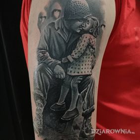 Tatuaż Żołnierz na ramieniu motyw: wojna styl: realistyczne