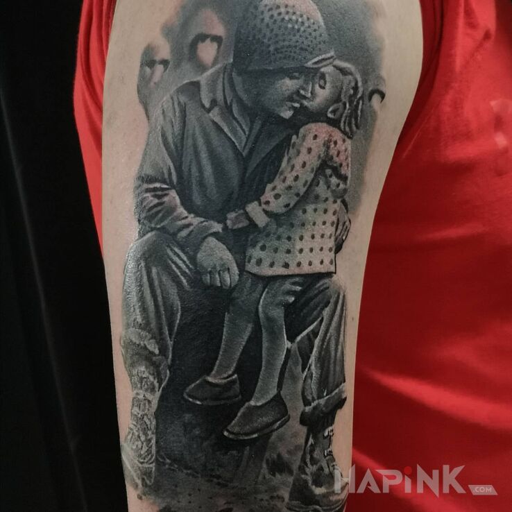 Tattoo Żołnierz in characters motif and realistic style on the upper arm