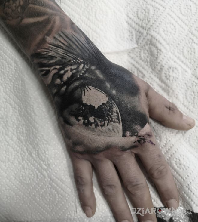 Tatuaż cover - oko zwierzęcia w motywie pozostałe i stylu realistyczne na dłoni
