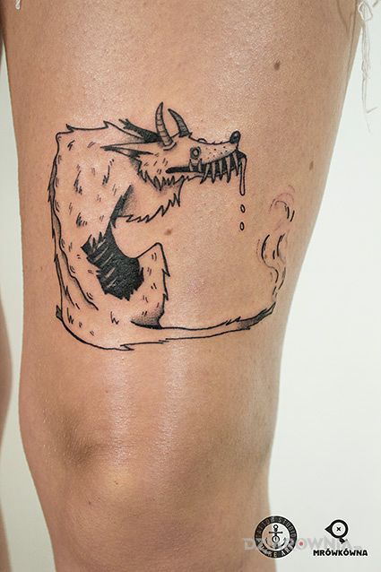 Tatuaż wilk w motywie mroczne i stylu graficzne / ilustracyjne na nodze