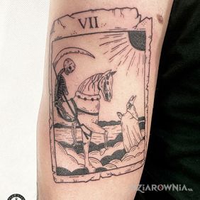 Tatuaż Tarot na ramieniu motyw: mroczne styl: rycinowe / grawiurowe