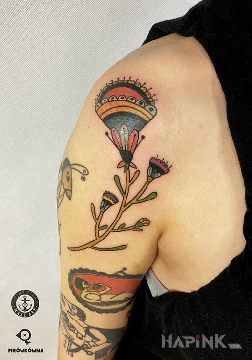 Tattoo Folkowe kwiaty in flowers motif and graphic / illustrative style on the upper arm