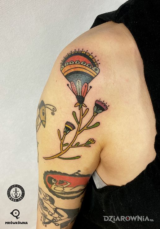 Tatuaż folkowe kwiaty w motywie kolorowe i stylu graficzne / ilustracyjne na ramieniu