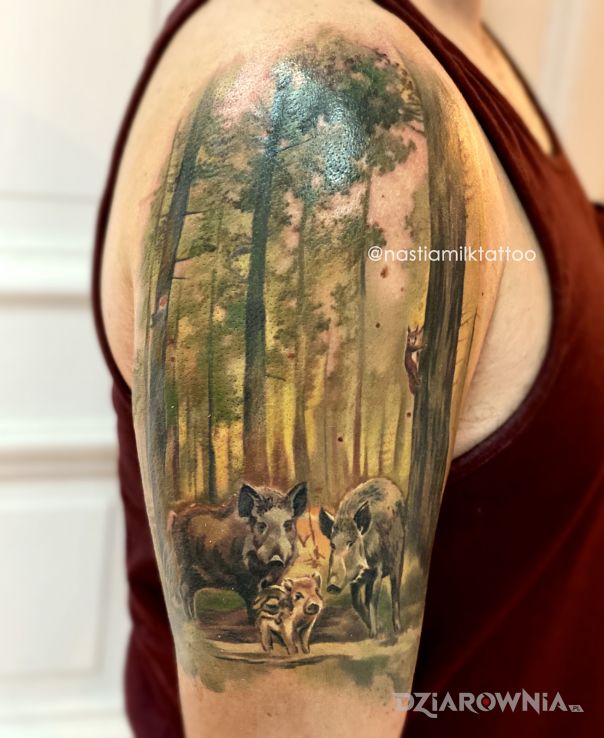 Tatuaż las w motywie kolorowe i stylu realistyczne na ramieniu