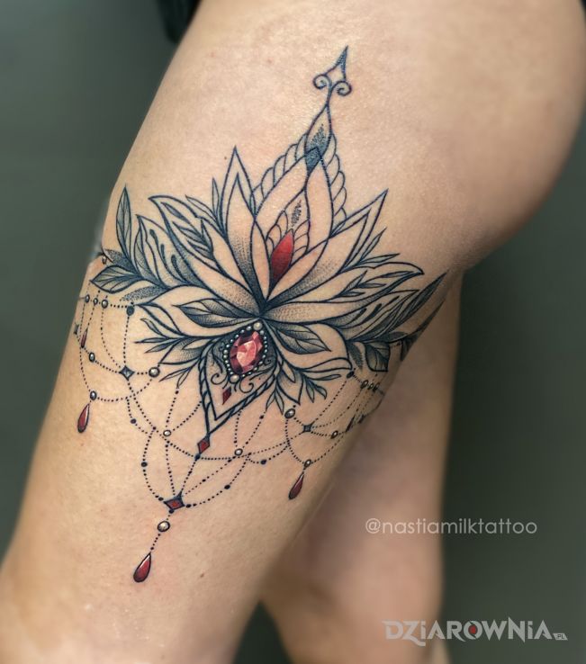 Tatuaż ozdobna podwiązka w motywie ornamenty i stylu graficzne / ilustracyjne na nodze