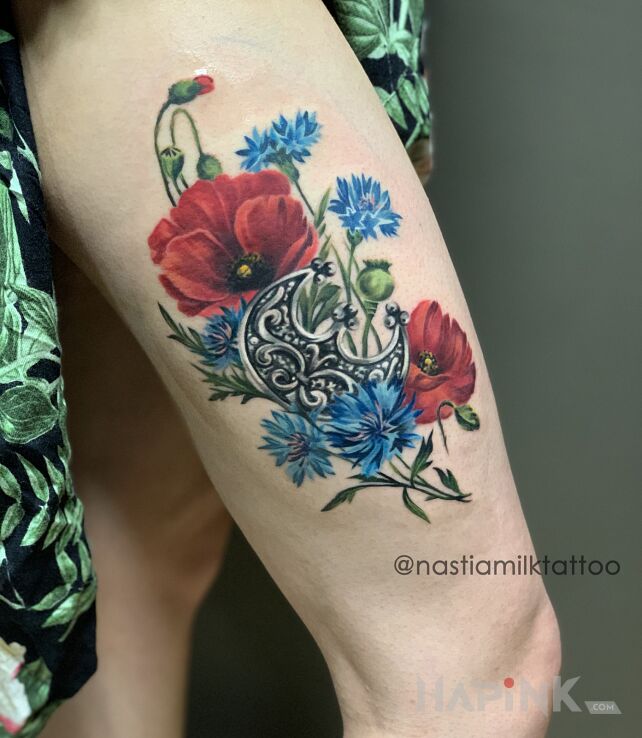 Tattoo Polne kwiaty z lunulą in ornaments motif and realistic style on the leg