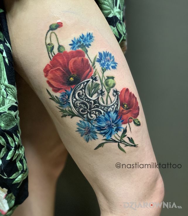 Tatuaż polne kwiaty z lunulą w motywie kwiaty i stylu realistyczne na nodze