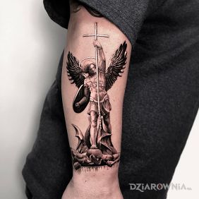 Tatuaż Anioł z krzyżem na przedramieniu motyw: czarno-szare styl: realistyczne