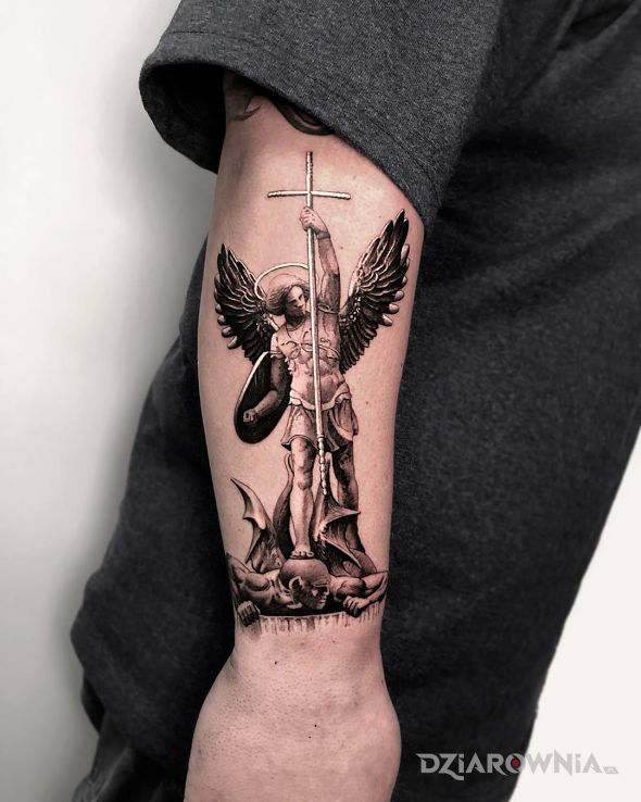 Tatuaż anioł z krzyżem w motywie religijne i stylu realistyczne na przedramieniu