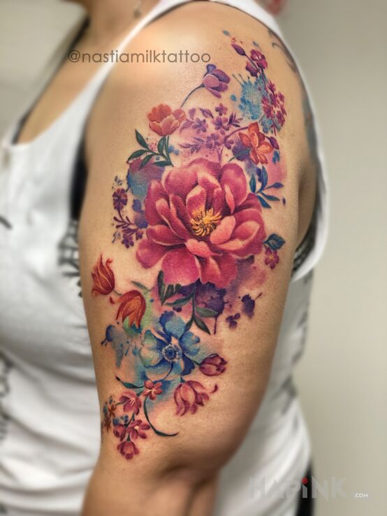 Tattoo Kwiaty in flowers motif and realistic style on the upper arm