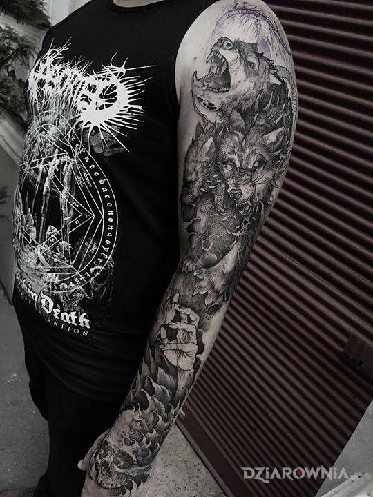 Tatuaż mordercze wilki w motywie czarno-szare i stylu graficzne / ilustracyjne na przedramieniu