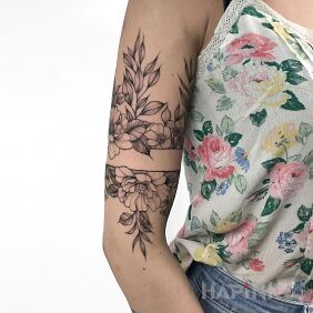 Tattoo Floral armband on the upper arm motif: black and gray style: graphic / illustrative
