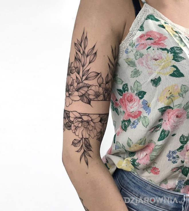 Tatuaż armband z kwiatami w motywie czarno-szare i stylu graficzne / ilustracyjne na ramieniu