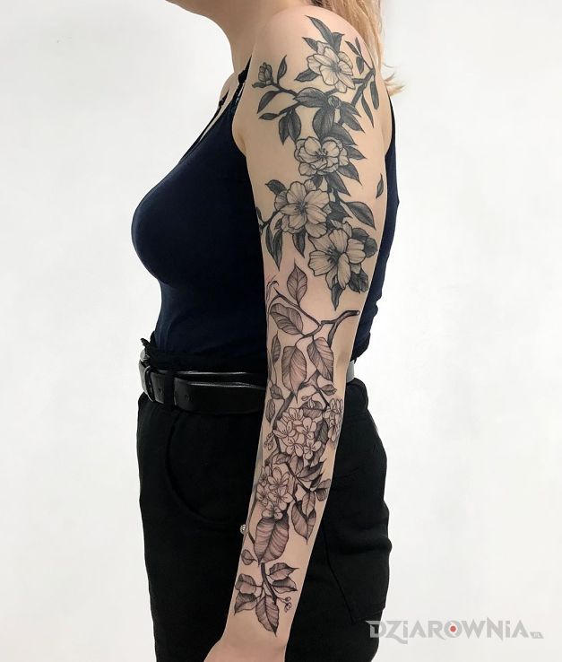 Tatuaż kwiatowy rękaw w motywie kwiaty i stylu graficzne / ilustracyjne na ramieniu