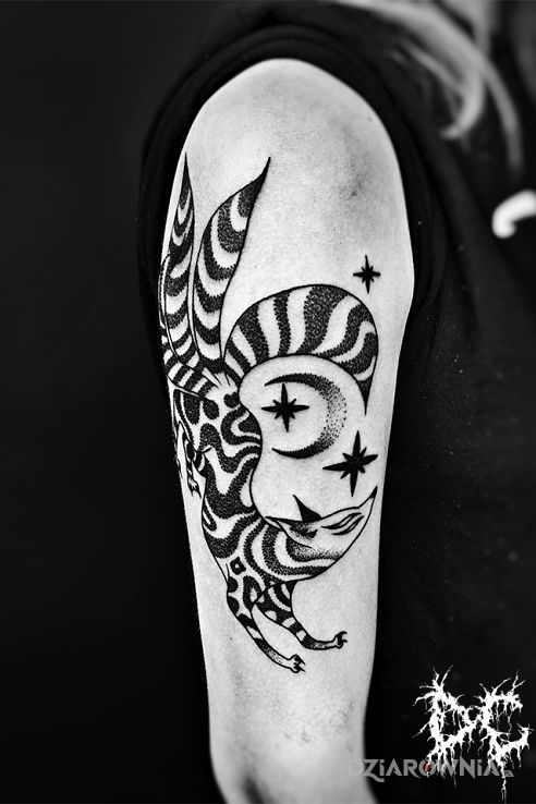 Tatuaż lis w motywie fantasy i stylu dotwork na ramieniu