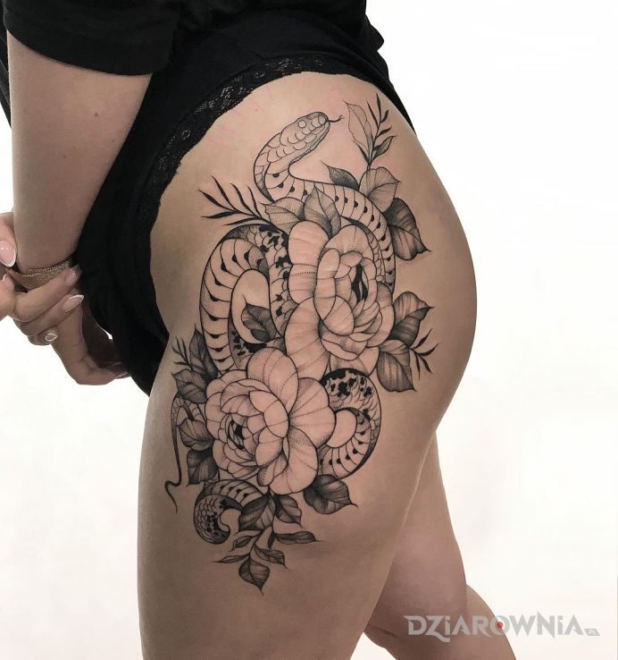 Tatuaż kompozycja kwiatowa z wężem w motywie czarno-szare i stylu graficzne / ilustracyjne na nodze