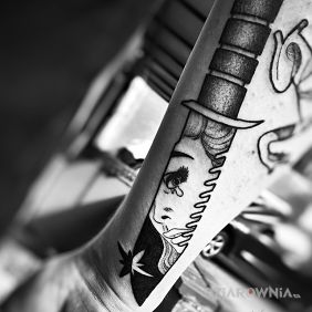 Tatuaż Nóż z refleksem na przedramieniu motyw: czarno-szare styl: kreskówkowe / komiksowe