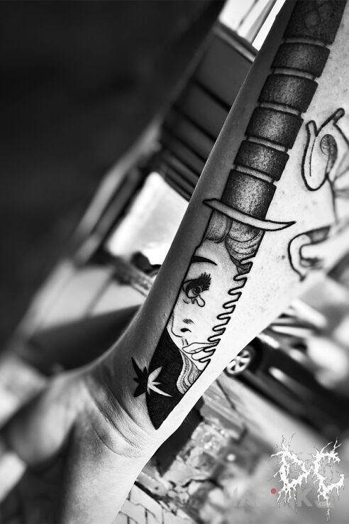 Tattoo Nóż z refleksem in faces motif and cartoon / comic book style on the forearm