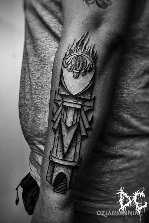 Tatuaż wieża saurona w motywie mroczne i stylu graficzne / ilustracyjne na przedramieniu