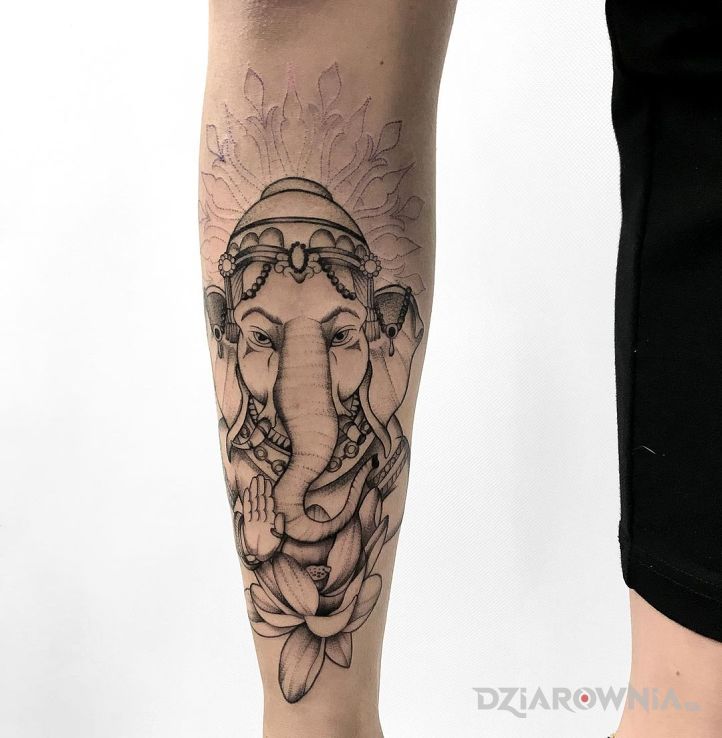 Tatuaż słoń z mandalą w motywie czarno-szare i stylu graficzne / ilustracyjne na nodze
