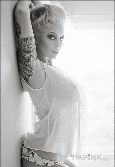Tattoo Blondyna z tatuażem in sexy motif on the upper arm
