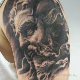 Tatuaż Zeus na ramieniu motyw: twarze styl: realistyczne
