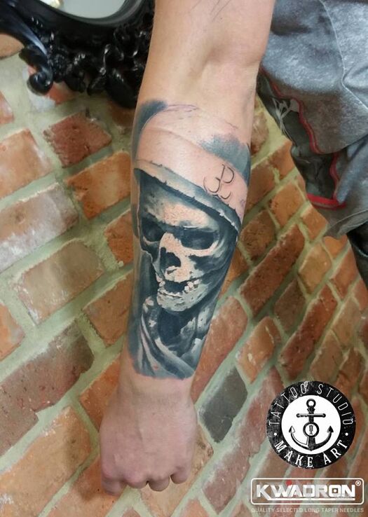 Tattoo Żołnierz in skulls motif and realistic style on the forearm