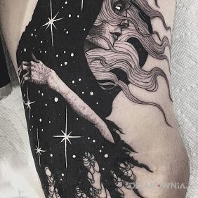 Tatuaż Gwiezdny kaptur na nodze motyw: czarno-szare styl: blackwork / blackout
