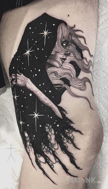 Tattoo Gwiezdny kaptur in black and gray motif and blackwork / blackout style on the leg