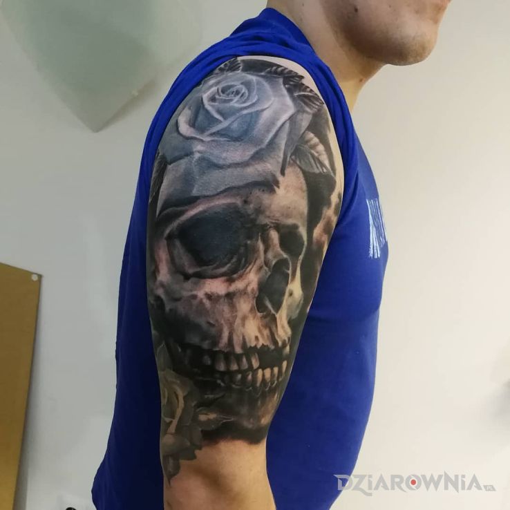 Tatuaż czaszka z różą w motywie mroczne i stylu realistyczne na ramieniu