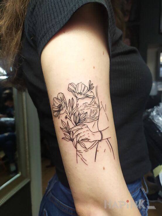 Tattoo Kobieta in black and gray motif and contour / linework style on the upper arm