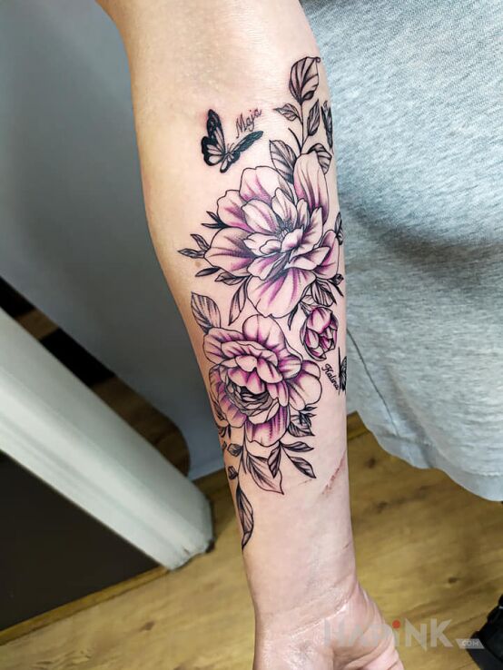Tattoo Kwiaty in butterflies motif and graphic / illustrative style on the forearm