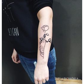 Tatuaż Czaszka na przedramieniu motyw: czarno-szare styl: kontury / linework