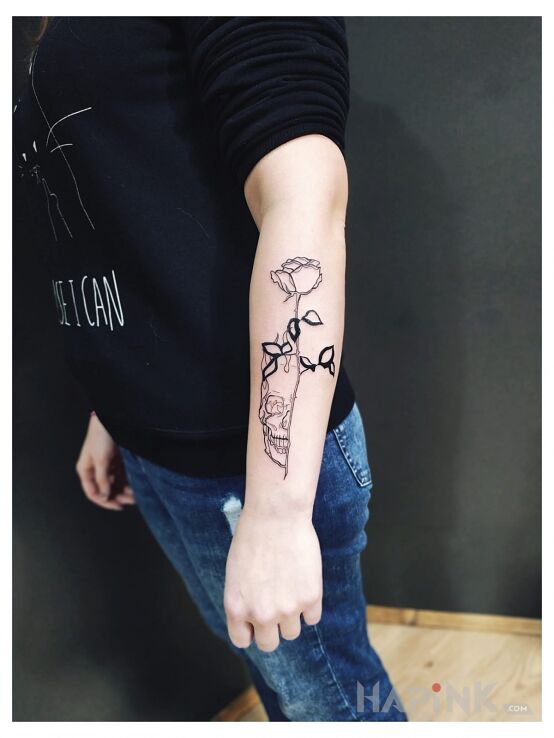 Tattoo Czaszka in black and gray motif and contour / linework style on the forearm
