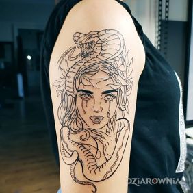 Tatuaż Kobieta na ramieniu motyw: zwierzęta styl: kontury / linework