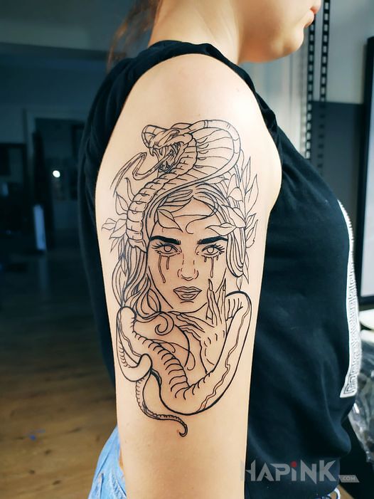 Tattoo Kobieta in faces motif and contour / linework style on the upper arm